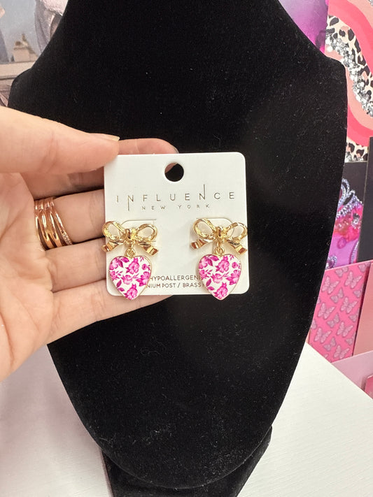 Pink and white bow heart earrings ￼